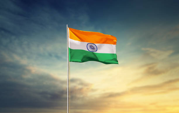 флаг индии развевающийся под трехцветным флагом высокого голубого неба - indian flag стоковые фото и изображения