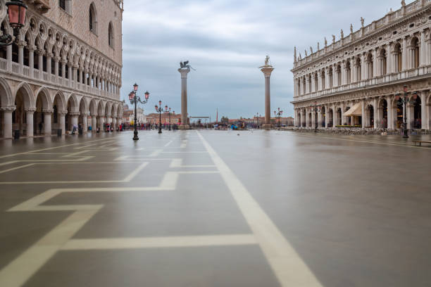 inundaciones, acqua alta, en la plaza de san marcos, venecia - acqua alta fotografías e imágenes de stock