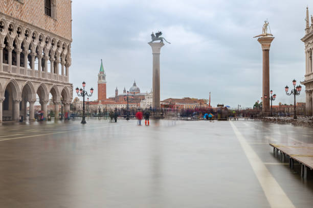 hochwasser, acqua alta, auf dem markusplatz, venedig - acqua alta stock-fotos und bilder