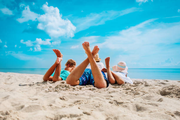 ojciec z synem i córką zrelaksować się na wakacjach na plaży - tropical climate family relaxation men zdjęcia i obrazy z banku zdjęć