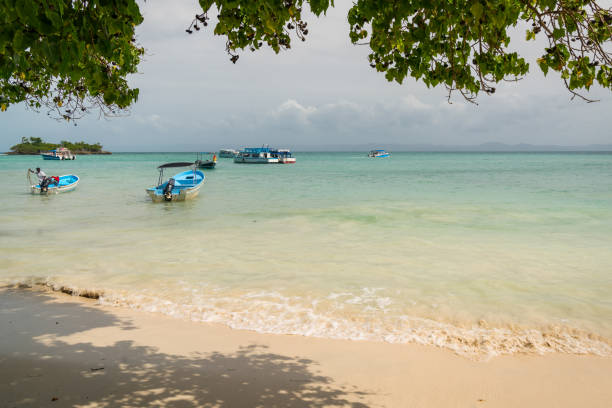 barcos anclados en el pequeño puerto de cayo levantado - harborage fotografías e imágenes de stock