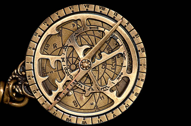 madieval laiton astrolabe, un instrument astronomique de navigation. - astrolabe photos et images de collection