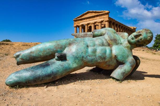 icarus y templo de concordia en agrigento en sicilia, italia - greek culture agrigento landscape colonnade fotografías e imágenes de stock