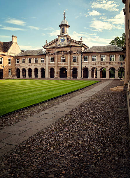 colegio emmanuel - university courtyard uk cambridge fotografías e imágenes de stock