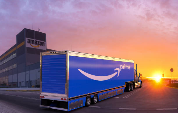 ciężarówki z naczepą z logo amazon prime w centrum logistycznym amazon - amazoncom zdjęcia i obrazy z banku zdjęć