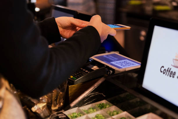 coffee bar code reader women in the coffee shop - coffee qr code mobile app - bar code reader wireless technology computer equipment imagens e fotografias de stock