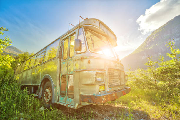 bus abandonné en norvège - car old rusty scrap metal photos et images de collection