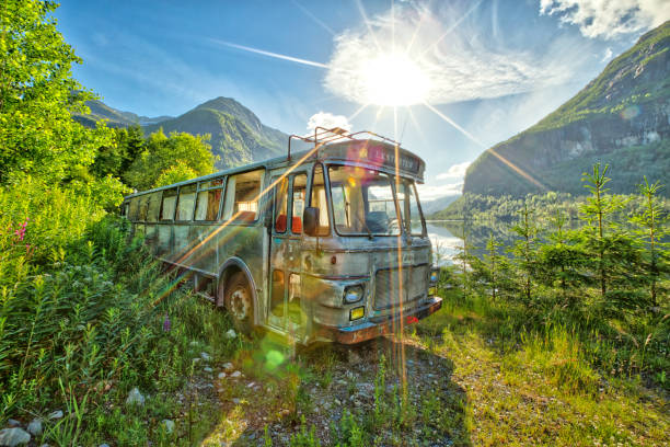 bus abandonné en norvège - car old rusty scrap metal photos et images de collection