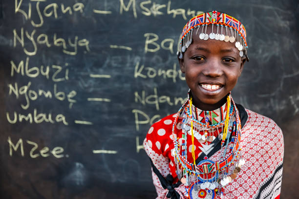 niña africana durante la clase de idiomas swahili, - africa child village smiling fotografías e imágenes de stock