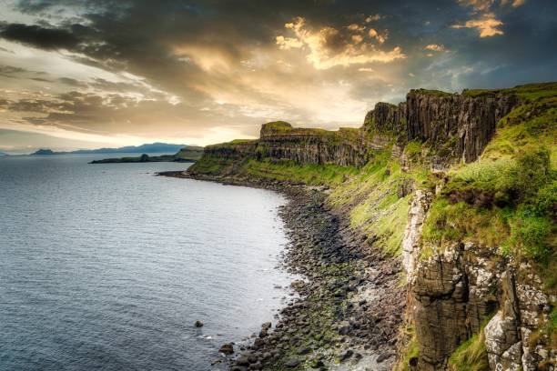 килт рок с mealt падает на острове скай в нагорье шотландии - trotternish стоковые фото и изображения