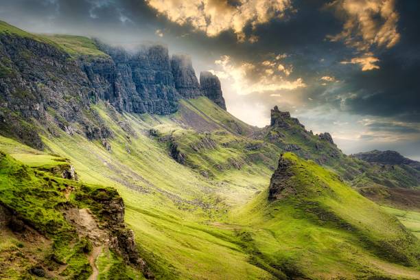 panoramiczny widok na isle of skye, szkocja - quiraing needle zdjęcia i obrazy z banku zdjęć
