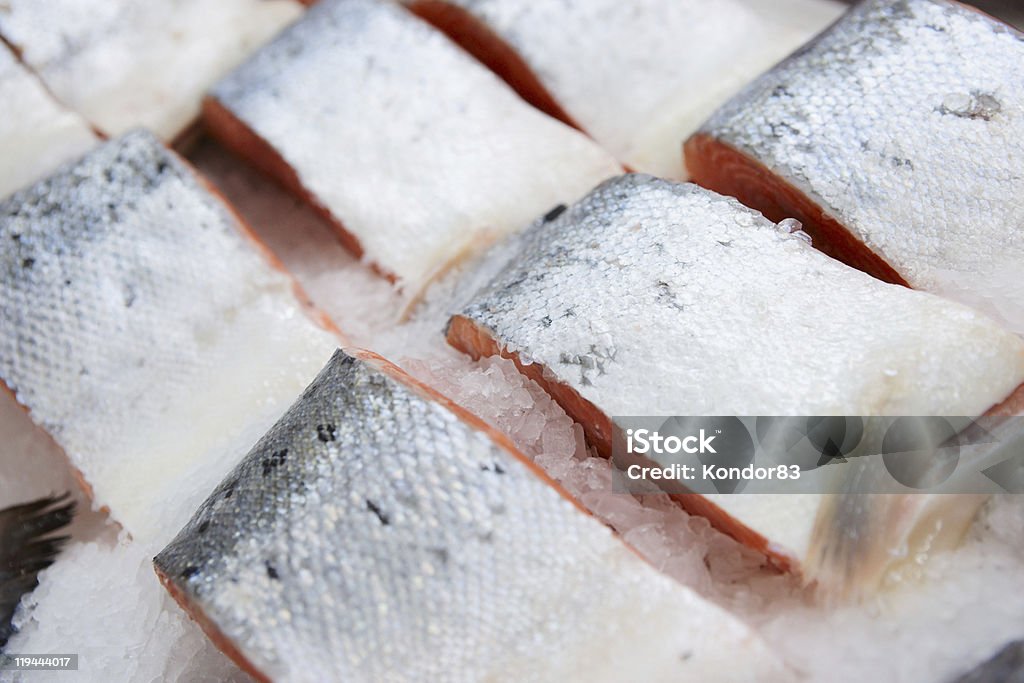 Salmón en enfría display de mercado - Foto de stock de Almacenamiento en frío libre de derechos