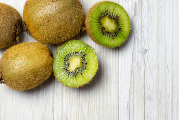 reife kiwi-frucht ideal zum frühstück und haben eine ausgewogene und gesunde ernährung. die kiwi oder mangüeyo ist die beere der actinidia köstlichen rebe. - berry vine stock-fotos und bilder