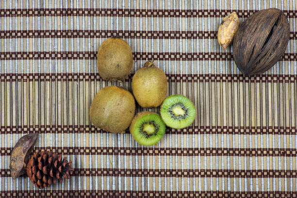 reife kiwi-frucht ideal zum frühstück und haben eine ausgewogene und gesunde ernährung. die kiwi oder mangüeyo ist die beere der actinidia köstlichen rebe. - berry vine stock-fotos und bilder