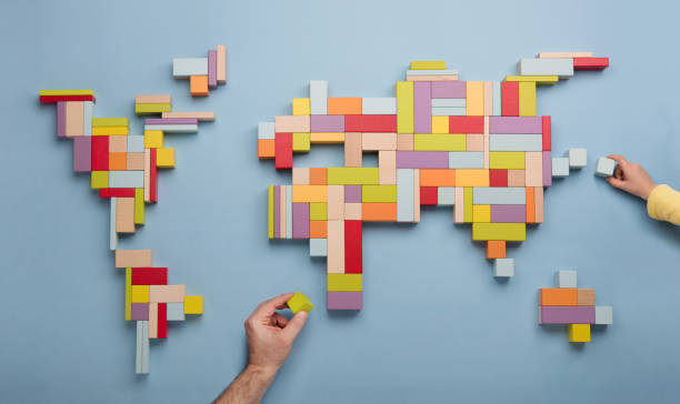 カラフルな木製のおもちゃのブロックから作られた世界地図。 - 地球村 ストックフォトと画像