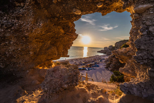 ダーミビーチの上の夕日 - ダーミ、ヴロア、アルバニア - nobody rock coastline sea ストックフォトと画像