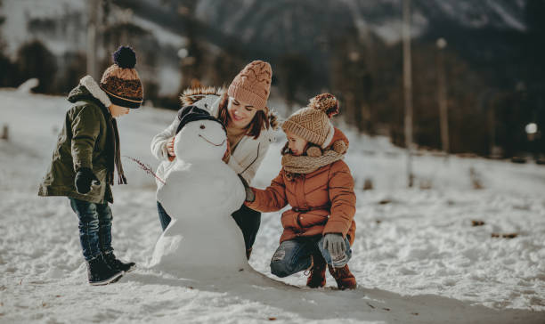 冬の散歩で楽しんでいる幸せな��家族の母と子供たち - fun walk ストックフォトと画像