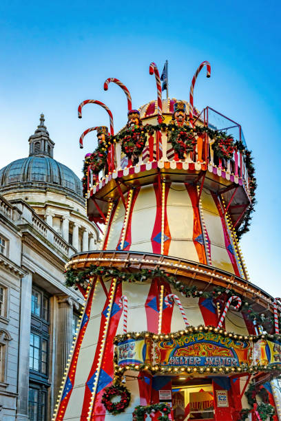 2019 helter skelter sur le marché de noel sur long row à nottingham dans le nottinghamshire, royaume-uni. - skelter photos et images de collection