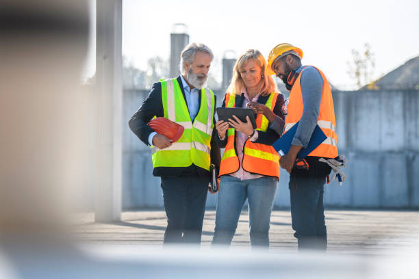 istock Mature Project Managers Meeting with Foreman Onsite 1194454900