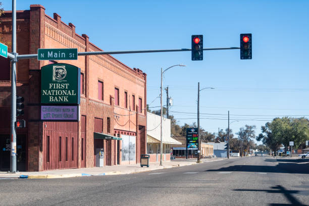 piccola città in colorado con semaforo rosso sulla strada principale del centro e prima banca nazionale - west bank foto e immagini stock