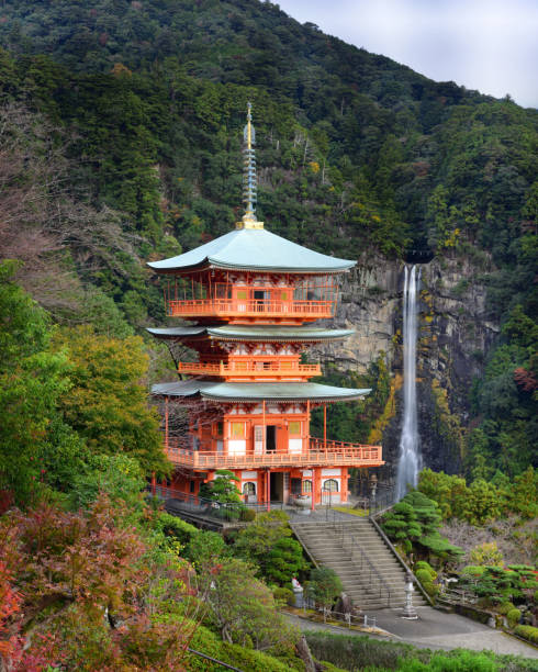 красивый вид на храм начисан сейгантодзи и водопад начи но таки в городе начи кацуура - kii стоковые фото и изображения
