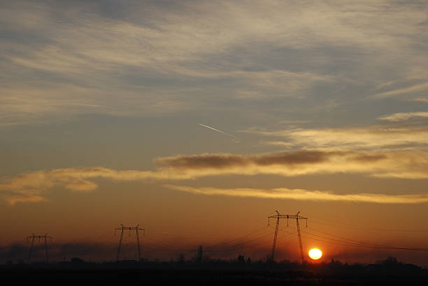 sunrise linhas elétricas - foto de acervo