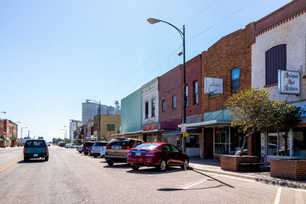 piccola città in kansas con il centro principale strada edifici storici architettura negozi negozi - 6th street foto e immagini stock