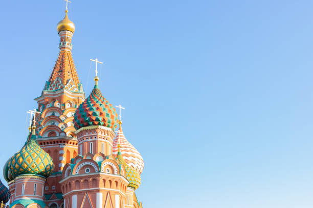 basilius-kathedrale in moskau auf dem roten platz auf einem hintergrund von klarem blauen himmel, postkarte kopie raum plakat. schöne bunte dächer von mohn touristenattraktion in moskau - cathedral russian orthodox clear sky tourism stock-fotos und bilder