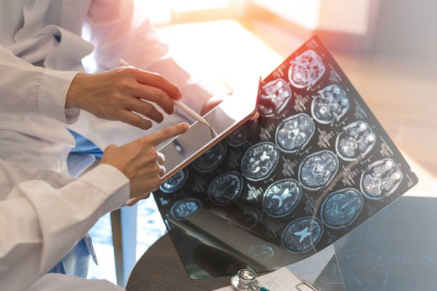 radiographie numérique de mri du cerveau avec l'oncologie de médecin de radiologiste d'équipe travaillant ensemble dans l'hôpital de clinique. concept de soins de santé médicale. - medical scanner audio photos et images de collection