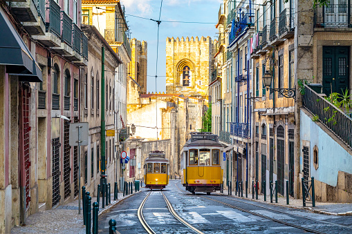 Tranvía en la línea 28 en Lisboa, Portugal photo