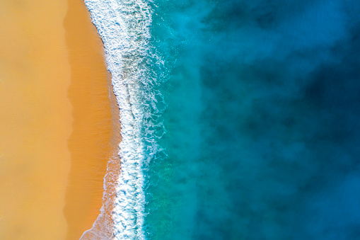 Vista aérea del mar y las olas turquesas claras photo