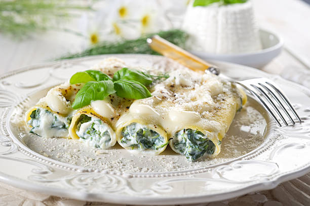 cannelloni ricotta e spinaci - cheese wine food parmesan cheese foto e immagini stock