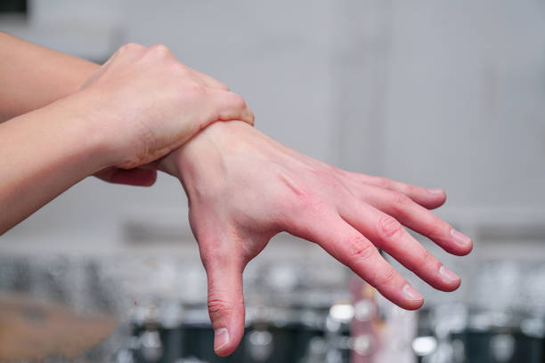 o homem prende sua mão pelo pulso - sprain human joint palm human arm - fotografias e filmes do acervo