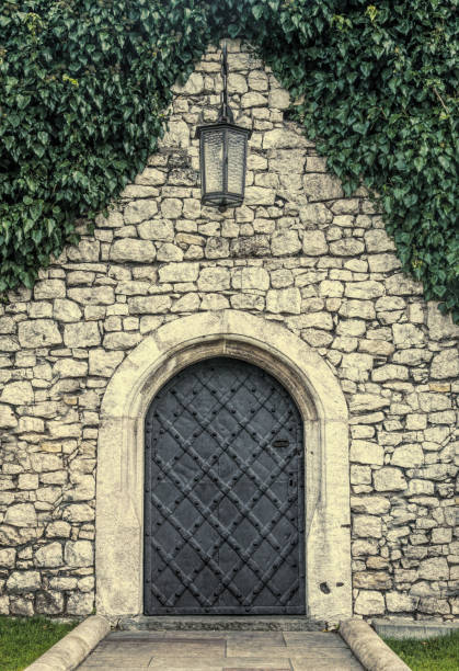 antyczne drzwi z kutego żelaza i ceglane ściany. staroangie angielskiej tradycyjnej architektury - gate palace english culture formal garden zdjęcia i obrazy z banku zdjęć