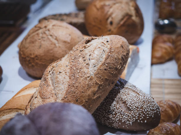 los panes integrales tienen un alto valor nutricional y son buenos para la salud. - high nutritional value fotografías e imágenes de stock