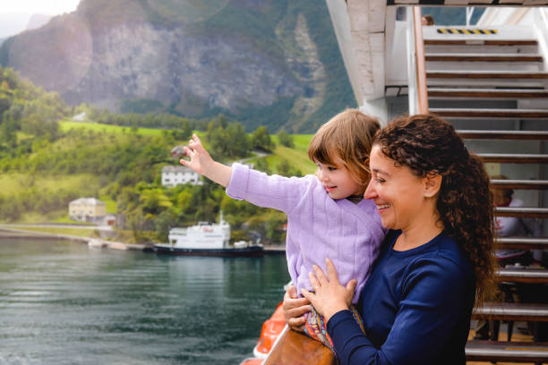 ładna dziewczynka i jej mama na łodzi w środku fiordów - flam zdjęcia i obrazy z banku zdjęć