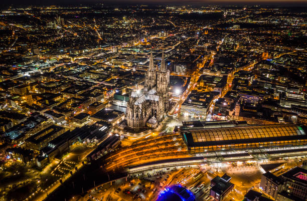 cologne cathedral and central station - catedral de colónia imagens e fotografias de stock