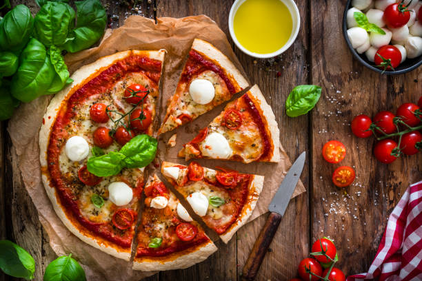 cibo italiano: deliziosa pizza fatta in casa con mozzarella e pomodorini - pizza margherita foto e immagini stock