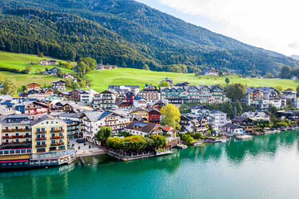 st. wolfgang e la piccola città di st. wolfgang im salzkammergut, alta austria, austria, europa - wolfgangsee foto e immagini stock