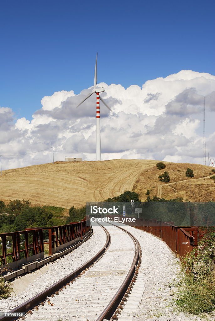 Railroad, y de turbinas eólicas - Foto de stock de Aerogenerador libre de derechos