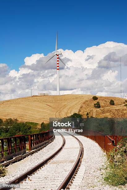 Railroad Y De Turbinas Eólicas Foto de stock y más banco de imágenes de Aerogenerador - Aerogenerador, Agricultura, Aire libre