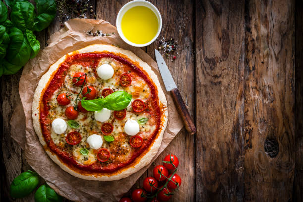 comida italiana: deliciosa pizza casera con mozzarella y tomates cherry. copiar espacio - fine wood fotografías e imágenes de stock