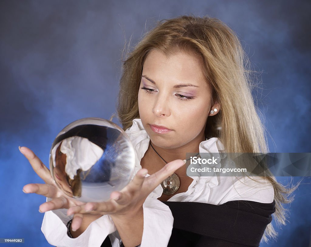 Jovem mulher com bola de cristal. - Foto de stock de Cartomante royalty-free