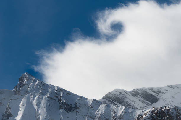 chmura alpejskie turbulencje widok nieba - european alps mountain air directly above zdjęcia i obrazy z banku zdjęć