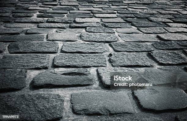 Un Primer Bloque De Piedra Y Pequeños Flor De Pavimento Foto de stock y más banco de imágenes de Acera