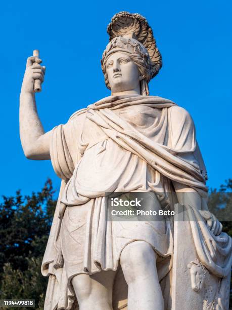 La Statua Della Dea Roma In Piazza Del Popolo Sotto I Giardini Del Pincio - Fotografie stock e altre immagini di Piazza Del Popolo - Roma