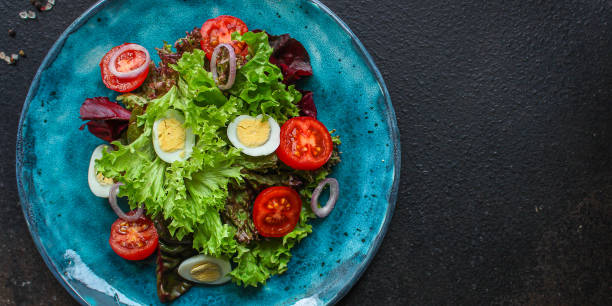 uova di quaglia di insalata salutari (verdure, pomodoro, lattuga e altri ingredienti) concetto di menu. sfondo alimentare. vista dall'alto. spazio di copia - serving quail food delicatessen foto e immagini stock