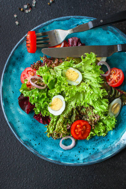 uova di quaglia di insalata salutari (verdure, pomodoro, lattuga e altri ingredienti) concetto di menu. sfondo alimentare. vista dall'alto. spazio di copia - serving quail food delicatessen foto e immagini stock