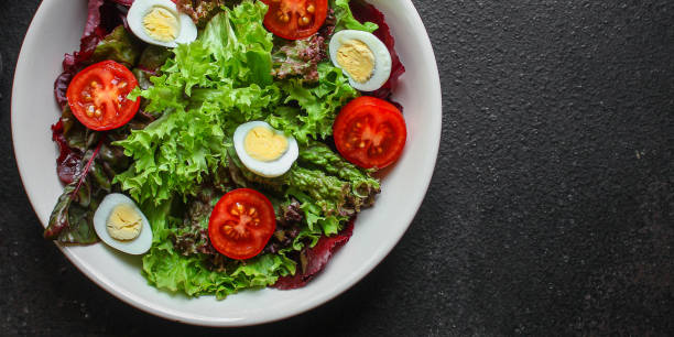 uova di quaglia di insalata salutari (verdure, pomodoro, lattuga e altri ingredienti) concetto di menu. sfondo alimentare. vista dall'alto. spazio di copia - serving quail food delicatessen foto e immagini stock