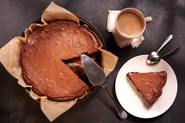 domowe ciasto z ciemnej czekolady brownie na patelni do pieczenia, kubek z herbatą lub kawą, widok z góry - cookie chocolate cake gourmet dessert zdjęcia i obrazy z banku zdjęć